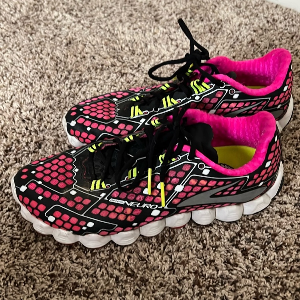 women’s brook’s neuro running shoes, size 8.5
